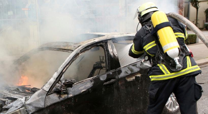 «Εμπόλεμη ζώνη» το Αμβούργο – Ταραξίες πυρπόλησαν δεκάδες αυτοκίνητα (pics)