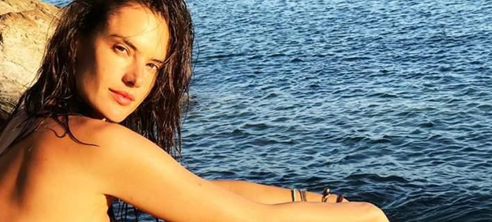 H Αλεσάντρα Αμπρόζιο τόπλες στη Μύκονο απολαμβάνει ένα μασάζ