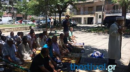 Μουσουλμάνοι προσεύχονται δημόσια στη Θεσσαλονίκη και ζητούν χώρο προσευχής
