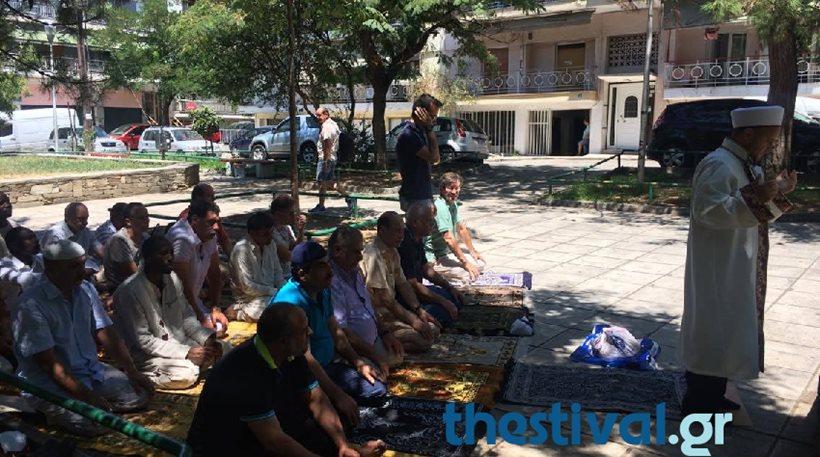 Μουσουλμάνοι προσεύχονται δημόσια στη Θεσσαλονίκη και ζητούν χώρο προσευχής