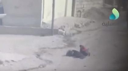 Τζιχαντιστής ελεύθερος σκοπευτής γελά ενώ πυροβολεί γυναίκα (video)