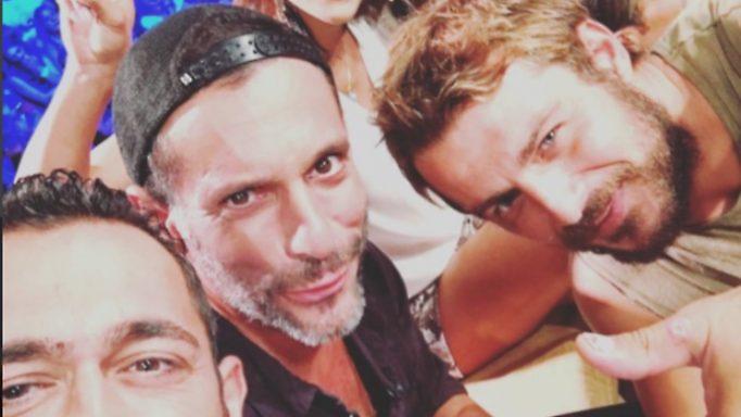 Survivor: Γιώργος Χρανιώτης και Γιώργος Αγγελόπουλος ποζάρουν χωρίς μπλούζες με το έπαθλο!
