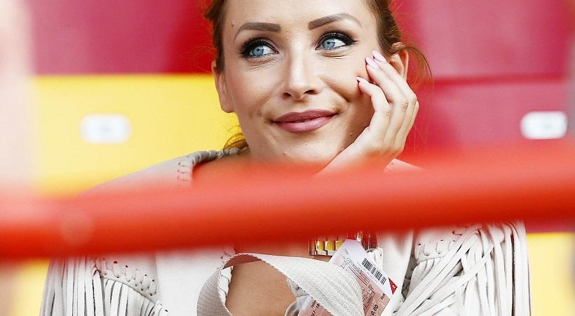 Η κούκλα που τράβηξε τα βλέμματα στο φιλικό του Ολυμπιακού