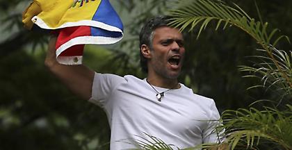 Ελεύθερος ο ηγέτης της αντιπολίτευσης στη Βενεζουέλα, Λεοπόλδο Λόπες