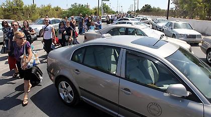 Πολύτεκνος ταξιτζής στην Κρήτη βρήκε 5.000 βρετανικές λίρες και τις παρέδωσε