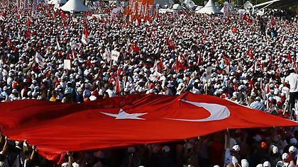 Το «κόκκινο κύμα» κατά Ερντογάν έφτασε στην Κωνσταντινούπολη (pics)
