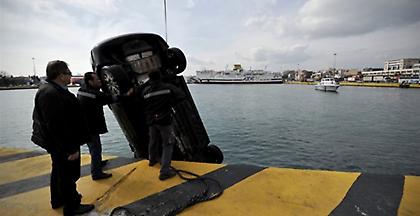 Βουτιά Ι.Χ. στο λιμάνι της Πάτρας - Αναίσθητος ανασύρθηκε ο οδηγός