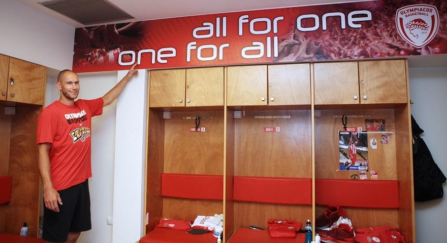 Ο Τιλί καλεί τον κόσμο του Ολυμπιακού να κλείσει θέση στο ΣΕΦ (video)