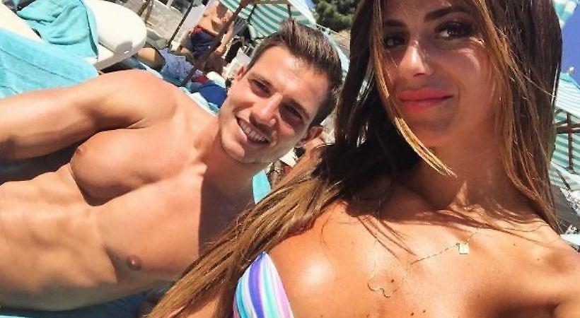 Έπαθαν πλάκα με τη Σαντορίνη ο Σεντρίκ Σοάρες και η (σέξι) Φιλίπα