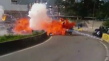 Συγκλονιστικό βίντεο: Βόμβα τινάζει στον αέρα αστυνομικούς στη Βενεζουέλα