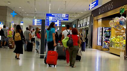 Την τύχη του στο εξωτερικό αναζητεί ένας στους τρεις Ελληνες