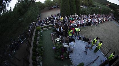 Κοσμοσυρροή στον τάφο του Αγίου Παϊσίου