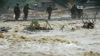 Βίντεο: Στους 27 οι νεκροί από τις πλημμύρες στη νοτιοδυτική Ιαπωνία