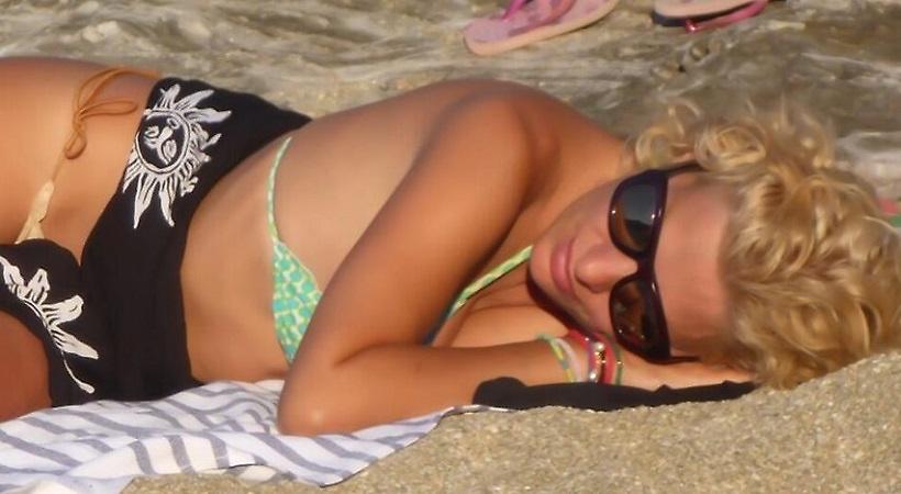 Ελένη Μενεγάκη: Με μπικίνι και χωρίς ρετούς στη μυστική της παραλία!