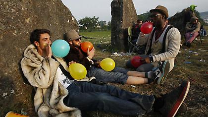 Τι ακριβώς είναι το αέριο του γέλιου, το νέο επικίνδυνο ναρκωτικό