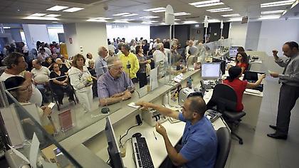 Με προμήθεια η πληρωμή των φόρων στα γκισέ των τραπεζών