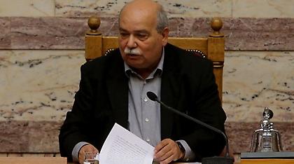 Ο Νίκος Βούτσης παραδίδει το αρχείο με τους Φακέλους της Κύπρου