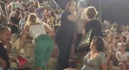 Πλάκωσαν στο ξύλο τον νταή που χαστούκισε τη γυναίκα του σε συναυλία