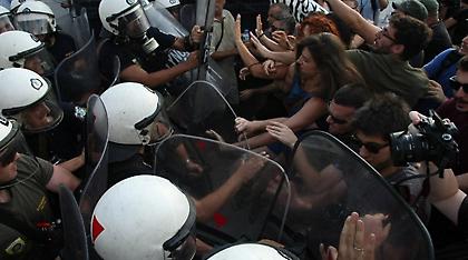 Θεσσαλονίκη: Συγκρούσεις μεταξύ διαδηλωτών και ΜΑΤ πριν τη συνάντηση Τσίπρα - Γιούνκερ