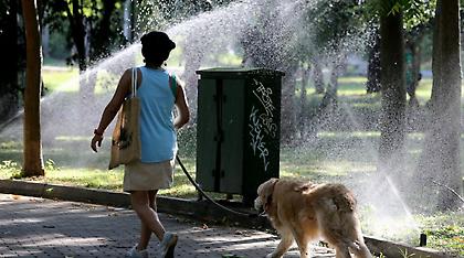 Καιρός: Πέφτει η θερμοκρασία, έρχονται νεφώσεις και τοπικές βροχές (video)