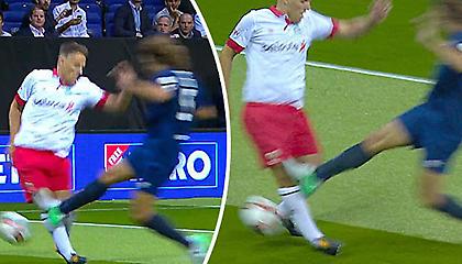 Με μαρκάρισμα για... φυλακή, ο Πουγιόλ πήγε να κόψει τη μπάλα στον Νέβιλ (video)