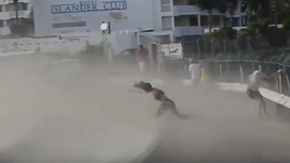 Γυναίκα παρασύρθηκε από τον κινητήρα αεροσκάφους και πέθανε (video)