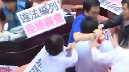 Αγριο ξύλο στη Βουλή της Ταιβάν για τα «διαπλεκόμενα» (video)