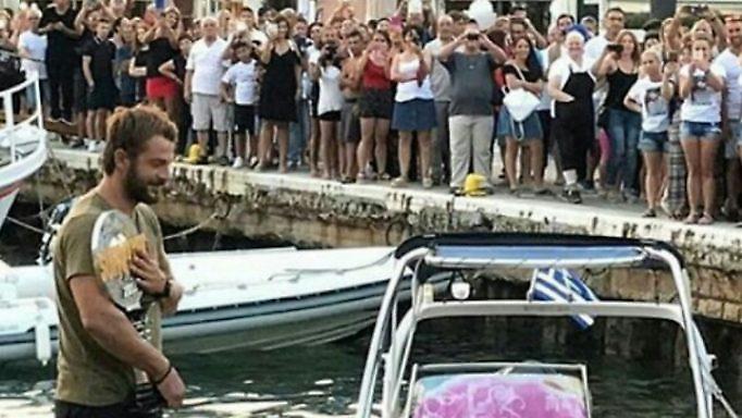 Στη Σκιάθο ο Γιώργος Αγγελόπουλος! Πανικός στο λιμάνι από τον κόσμο! (pics/vids)