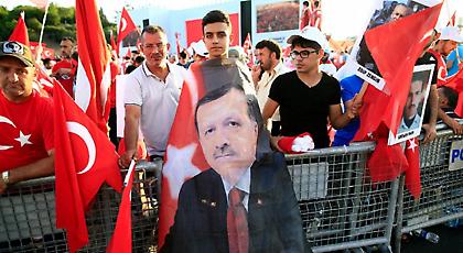 Χιλιάδες Τούρκοι στους δρόμους, υπέρ Ερντογάν, στην επέτειο από το αποτυχημένο πραξικόπημα (pics)