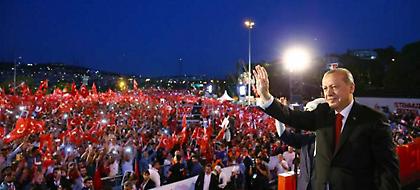 «Θα ξεριζώσουμε το κεφάλι των προδοτών» το μήνυμα Ερντογάν στην πρώτη επέτειο του πραξικοπήματος