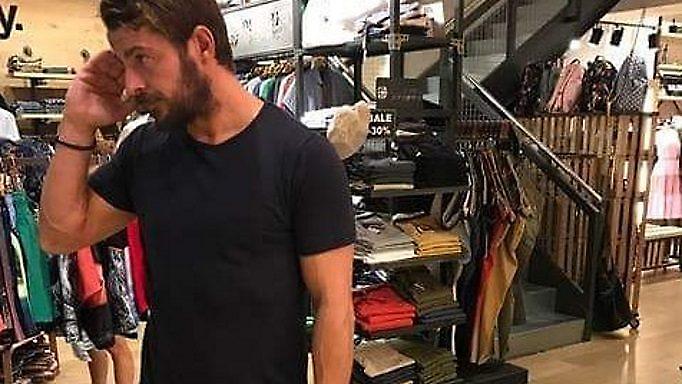 Ο Γιώργος Αγγελόπουλος αλλάζει ρούχα στο δοκιμαστήριο και οι πωλήτριες λιώνουν…