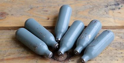 Κατασχέθηκαν 2.437 μεταλλικές αμπούλες με «αέριο γέλιου»