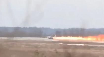 Πιλότος εγκαταλείπει μαχητικό αεροσκάφος που έπιασε φωτιά (video)