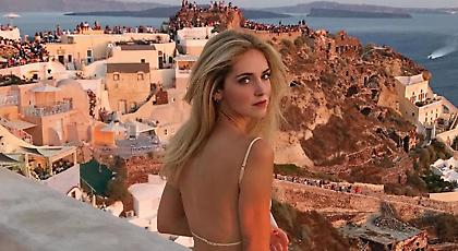 Στη Σαντορίνη διάσημη μπλόγκερ, διαφημίζει το νησί σε όλο τον κόσμο (pics)