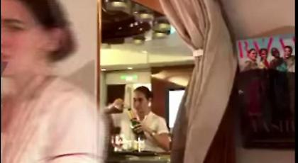 Σάλος: Αεροσυνοδός ανακυκλώνει σαμπάνια επιβάτη!