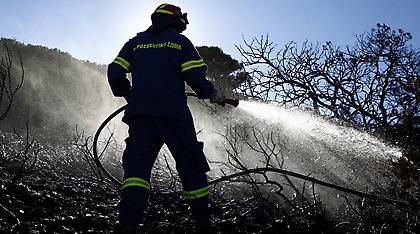 Σε εξέλιξη η πυρκαγιά σε χωματερή κοντά στο Βαθύ της Σάμου