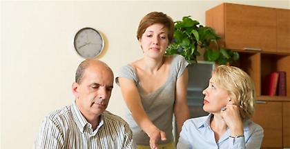 Οι μισοί νέοι Έλληνες εξαρτώνται οικονομικά από τους γονείς τους