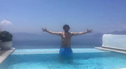 Κάνει μπάνιο αγκαλιά με ροζ φλαμίνγκο ο Γιουλ! (pic)