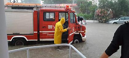 Σοβαρά προβλήματα στη Λήμνο από τη νεροποντή -Πλημμύρισαν σπίτια, η πυροσβεστική απομάκρυνε πολίτες