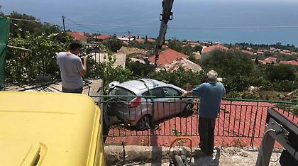 Κεφαλονιά: Αυτοκίνητο ξέφυγε από την πορεία του και έπεσε σε στέγη γκαράζ!