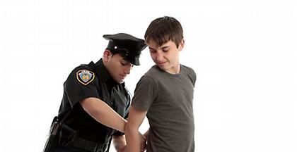 Γαλλία: Δήμαρχος απαγορεύει σε ανήλικους να κυκλοφορούν μετά τις 23.00