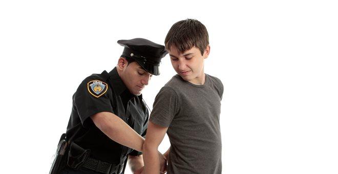 Γαλλία: Δήμαρχος απαγορεύει σε ανήλικους να κυκλοφορούν μετά τις 23.00