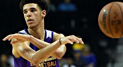 Λόνζο Μπολ: Σε αντίθεση με τον πατέρα του, αυτός μιλά στο παρκέ (videos)