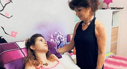 Η Μυρτώ 5 χρόνια μετά την επίθεση στην Πάρο. Ο αγώνας συνεχίζεται στο σπίτι της στην Αθήνα