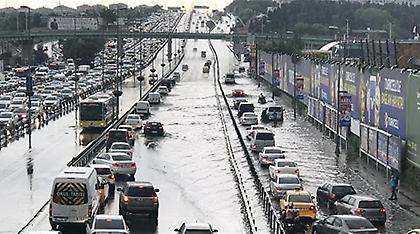 Πλημμύρες και χιλιάδες κεραυνοί στην Κωνσταντινούπολη