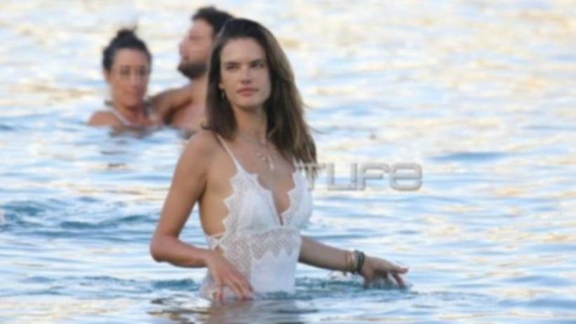 Alessandra Ambrosio: Έβαλε «φωτιά» στη Μύκονο με το σέξι μαγιό της! (pics)