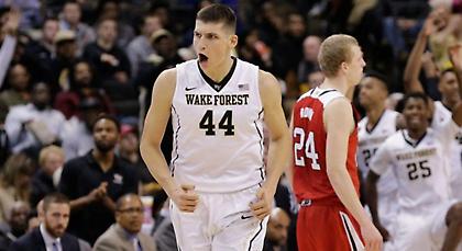 Μήτογλου: «Με τιμά το ενδιαφέρον των αιωνίων, αλλά μάλλον μένω Wake Forest»