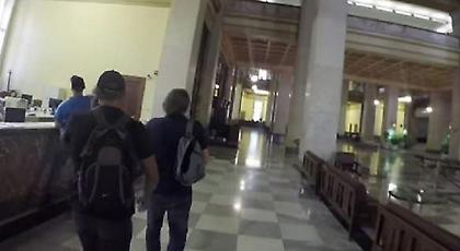 Η στιγμή που μέλη του Ρουβίκωνα κάνουν «ντου» στην Τράπεζα της Ελλάδος (video)