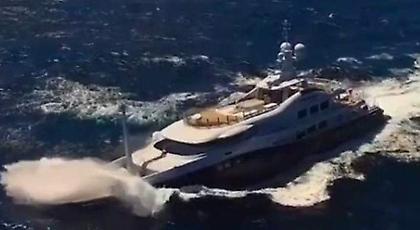 Κύματα θηρία εναντίον πολυτέλειας: Γιοτ 55 μέτρων στον αγριεμένο Ατλαντικό (video)