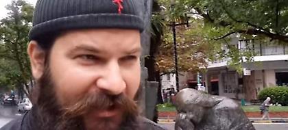 Ο πατήρ Κλεομένης και άλλα 3 άτομα κατηγορούνται για βεβήλωση μνημείου του Ολοκαυτώματος στη Λάρισα